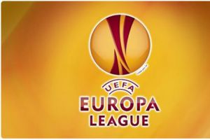 نزول مشجعين لأرض الملعب يتسبب في ايقاف لقاء توتنهام مع بارتيزان