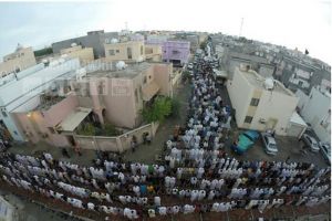 أعداد كبيرة تؤدي صلاة الجمعة خلف الشيخ عيسى قاسم تضامناً معه