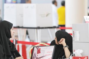 المركز الانتخابي العام بسترة يشهد إقبالاً جيداً من الناخبين... وغالبيتهم من «العاصمة»