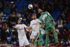 خضيرة لاعب ريال مدريد يتعرض لارتجاج خلال مباراة بكأس الملك