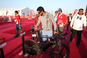  تسليم معدات تحدي البحرين للترايثلون في خليج البحرين 