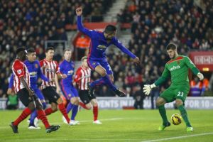 بطولة انجلترا: فان بيرسي يضع يونايتد في المركز الثالث