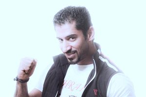 الفنان يوسف العماني في حفل غنائي بمهرجان الحلبة للعيد الوطني