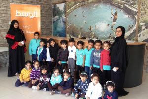 طلاب «بوابة المعالي» يزورون «الوسط» ضمن برنامج وسائل الاتصال