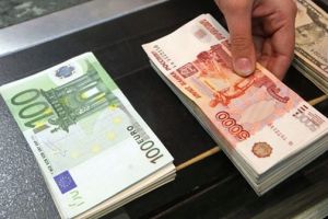 الروبل الروسي يهبط لمستوى قياسي جديد أمام اليورو ويقلص مكاسبه أمام الدولار