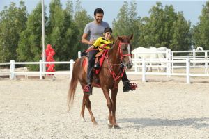 ناصر بن حمد يحقق امنية القطري غانم المفتاح في ركوب الخيل