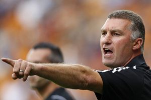 معاقبة بيرسون مدرب ليستر بالايقاف والغرامة