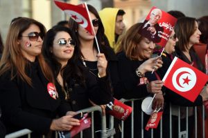 محتجون غاضبون يحرقون مقر نداء تونس في تطاوين