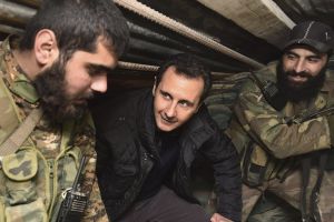 شاهد الصور... بشار الأسد يحتفل بالعام الجديد بأكل الفول مع جنود الجيش السوري