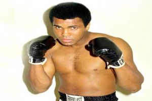 أسطورة الملاكمة محمد علي يخرج من المستشفى