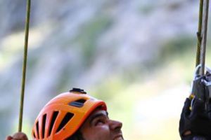 كيف انتقل مايكل حداد من كرسيه النقّال إلى تسلّق الجبال؟