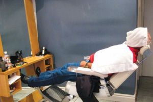 يقضي الرجل 60 ساعة للحلاقة في سنة