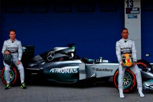 هاميلتون وروزبرج يقودان سيارة مرسيدس الجديدة