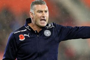 تقارير: ليستر سيتي يقيل مدربه بيرسون