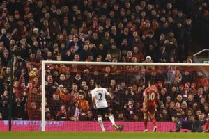 بالوتيلي يقود ليفربول لفوز مثير على توتنهام