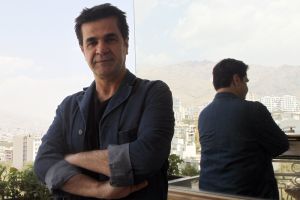 فيلم 'تاكسي' الإيراني يفوز بجائزة الدب الذهبي في مهرجان برلين السينمائي