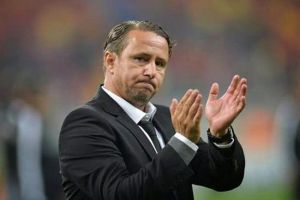 الهلال السعودي يقيل مدربه الروماني ريجيكامب