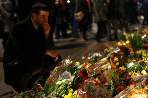 المسلح الذي استهدف معبدا يهوديا بالدنمارك تظاهر أنه مخمور عند اقترابه