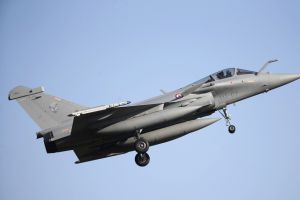 فرنسا وقعت مع مصر أول عقد لتصدير طائرات رافال