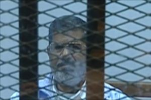 مصر: النيابة تنفي إحالة مرسي لمحاكمة عسكرية