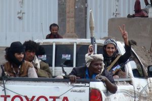 صحيفة سعودية تقول إن 4 إيرانيين جهزوا 'الإعلان الدستوري' في اليمن