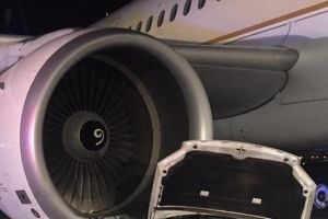 شاهد الصور... طائرة تصطدم بسيارة في مطار جدة