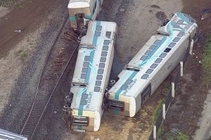 قطار ركاب يصدم شاحنة في لوس انجليس واصابة 30