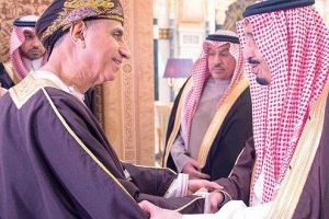 العاهل السعودي ونائب رئيس الوزراء العماني يبحثان التعاون الثنائي