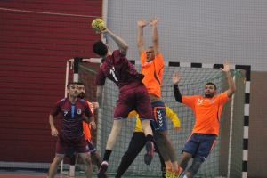 'الشباب' يبقي على آماله المعقودة بفوزه على الدير