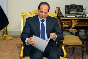 الرئيس المصري يدعو إلى تبني استراتيجية شاملة لمكافحة الإرهاب