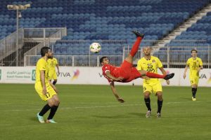 شاهد الصور... الأهلي يقبض على صدارة «الظل» بهزيمة «بحارة» سترة