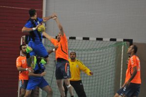 هشام عبد الأمير يهدي الدير بطاقة العبور للمربع الذهبي