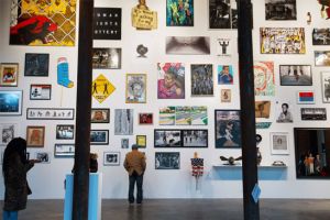 في معرض بميامي... احتدام العنصرية... من الشوارع إلى المعارض الفنية