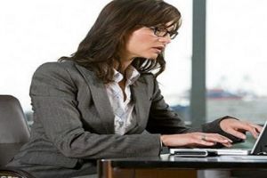 67 % من السيدات العاملات في الشرق الأوسط وشمال أفريقيا يرون بأن التعامل مع الجنسين في العمل متكافئ مع الغرب