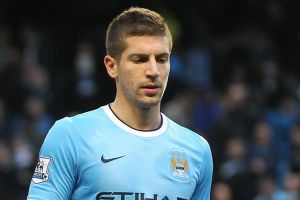 شالكه يحتفظ بمدافعه الصربي ناستاسيتش حتى 2019