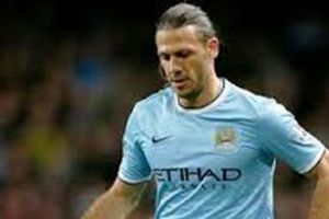 ديمكليس مدافع الأرجنتين يمدد عقده مع مانشستر سيتي