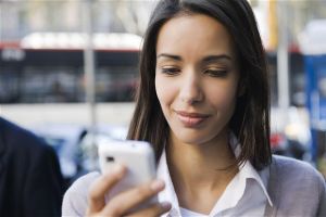 جمعية ألمانية تطلب فرض غرامات على المشاة الذين يستخدمون هواتهم الذكية في الشارع