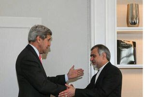 كيري يعزي الفريق الإيراني المفاوض بوفاة والدة روحاني