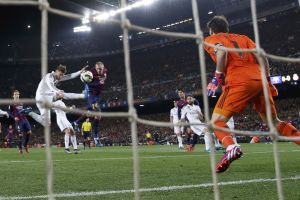 سواريز القاتل يمنح برشلونة الفوز 2-1 على ريال مدريد