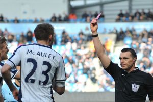 اتحاد الكرة الإنجليزي ينقل البطاقة الحمراء من مكاولي إلى داوسون