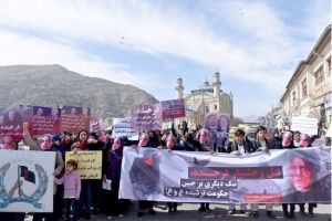 وزير الداخلية الأفغاني: المرأة التي ضربت حتى الموت بتهمة حرق مصحف كانت بريئة
