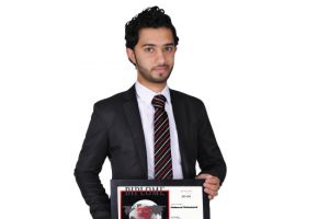 المصور البحريني محمود محمد أول عربي  يحصل على لقب «العارض المتميز»