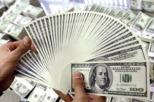 الدولار ينزل عن 54 روبلا إلى أدنى مستوى في 2015