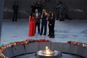 كيم كردشيان تضع الزهور على نصب تذكاري في أرمينيا