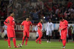 أشبيلية يعرقل انطلاقة برشلونة... ويقدم هدية ثمينة إلى ريال مدريد