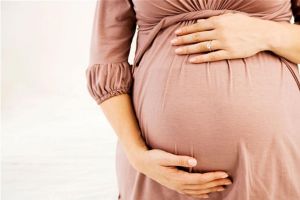 سيدة ألمانية في الخامسة والستين من عمرها تحمل بأربعة توائم