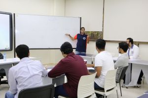 طلبة جامعة الخليج يشاركون في البطولة الدولية لمناظرات الجامعات في قطر