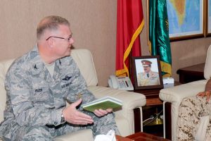 رئيس هيئة الأركان يناقش التنسيق العسكري مع رئيس مكتب 'التعاون العسكري' بالسفارة الأميركية‎