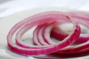 منافع البصل الصحية تجعلك تنسى رائحته المنفرة