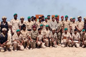 قائد الحرس الملكي يرعى تخريج إحدى الدورات المتخصصة العسكرية